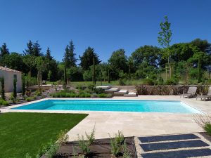Patio d’accueil et jardin sud